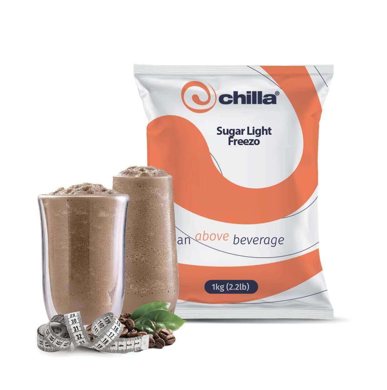 The 1kg Chilla Coffee Freezo SUGAR LIGHT Powder, in an orange and white package, sits beside two glasses of creamy brown drink. Coffee beans, green leaves, and a tape measure accompany it, showcasing the enticing taste of Chilla Coffee’s Freezo blend.